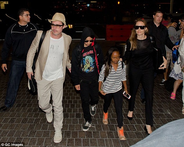 Brad Pitt gầy rộc trong lần xuất hiện đầu tiên kể từ khi ly dị - 7
Maddox và Pax Thiên không muốn gặp Brad Pitt trong những buổi thăm nom hay trò chuyện giữa các thành viên trong gia đình mà nhân viên xã hội sắp xếp.