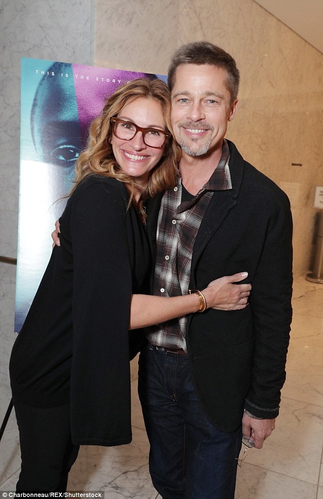 Brad Pitt gầy rộc trong lần xuất hiện đầu tiên kể từ khi ly dị - 3
Đây là lần đầu tiên nam diễn viên 52 tuổi xuất hiện trước công chúng và báo giới kể từ khi Angelina Jolie đệ đơn ly dị anh vào tháng 9/2016.
