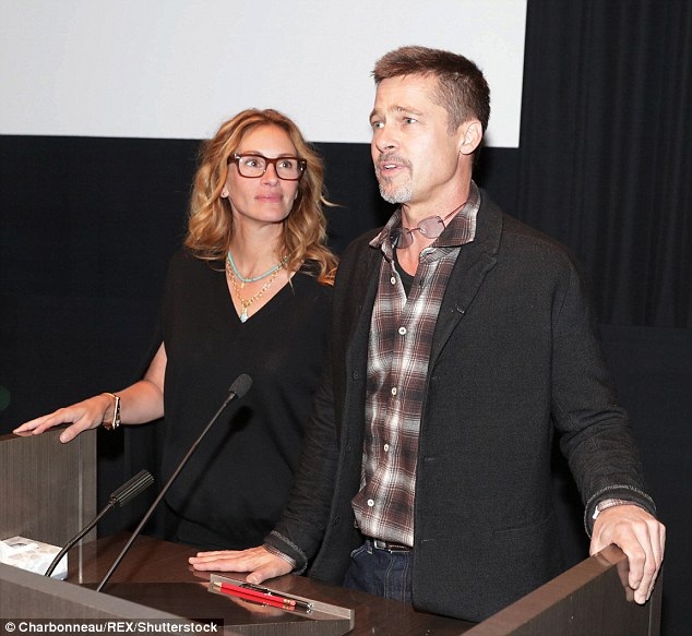 Brad Pitt gầy rộc trong lần xuất hiện đầu tiên kể từ khi ly dị - 1
Brad Pitt tham dự sự kiện tại Los Angeles, Mỹ, ngày 9/11.