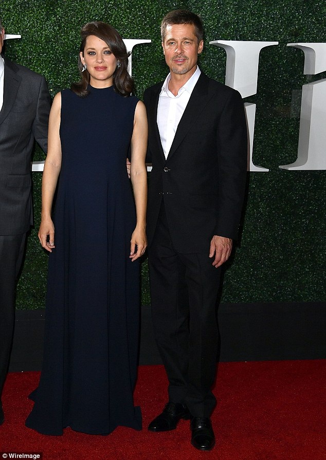 "Người tình tin đồn" Marion Cotillard khen Brad Pitt là người đàn ông tốt - 3
Marion và Brad dính tin đồn cặp kè trong thời gian tham gia bộ phim Allied cùng nhau.