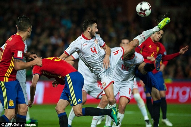 Thắng đậm Macedonia, Tây Ban Nha vững ngôi đầu bảng - 2
Đội chủ nhà ghi liền ba bàn thắng trong hiệp 2