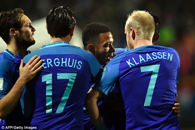 Depay tỏa sáng, Hà Lan áp sát vị trí đầu bảng của Pháp - 1
Depay (giữa) tỏa sáng khi được thi đấu trong hiệp 2