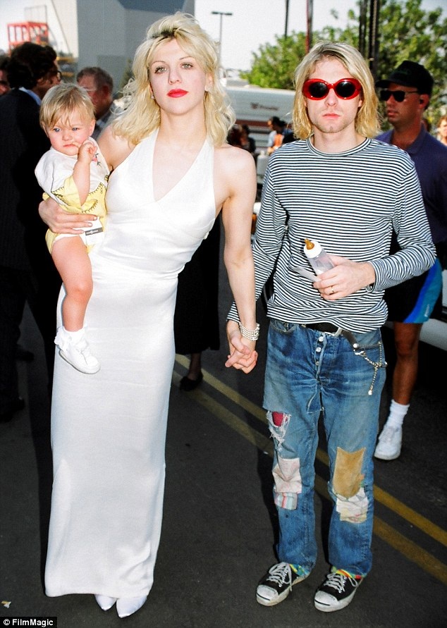 
Courtney và Kurt cùng con gái nhỏ Frances Bean khi anh còn sống.
