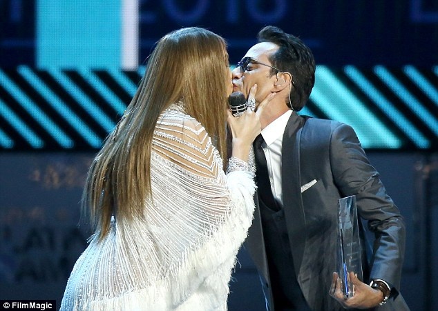 Marc Anthony ly thân với vợ trẻ sau gần 2 năm chung sống - 2
Marc Anthony “khóa môi” tình tứ với vợ cũ, Jennifer Lopez, trong lễ trao giải Latin Grammy năm 2016.