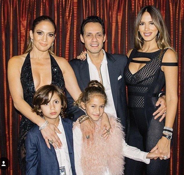 Marc Anthony ly thân với vợ trẻ sau gần 2 năm chung sống - 5
Jennifer Lopez chụp ảnh chung cùng Marc, vợ của anh, Shannon De Lima, và hai đứa con riêng của cô và “ông hoàng nhạc Latin” hồi tháng 8/2016.