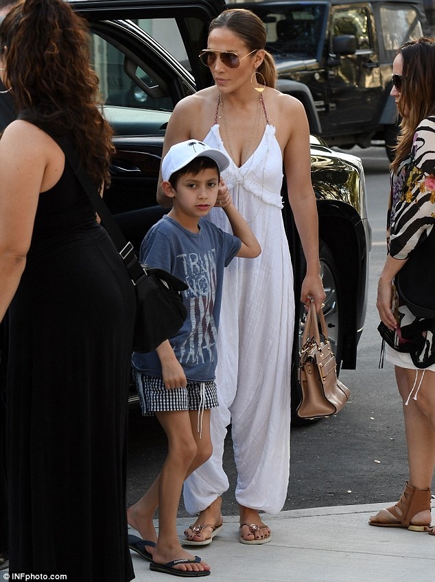 
Jennifer Lopez lọt vào ống kính của giới săn tin vào ngày 27/11 khi cô đưa con trai Max đi mua đồ chơi.
