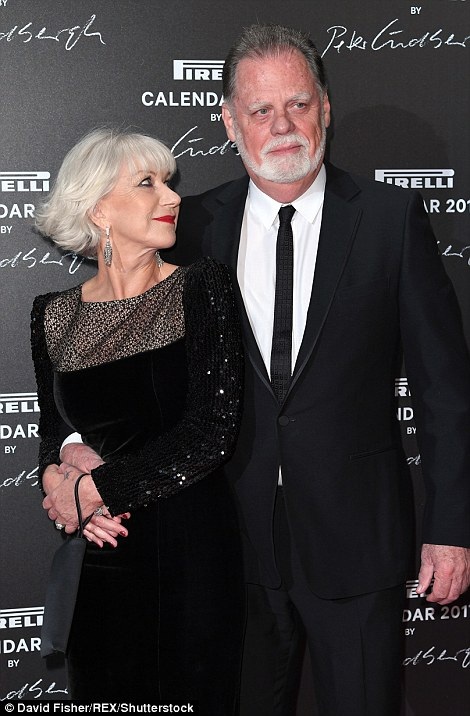 
Bà Helen Mirren ủng hộ ý tưởng thực hiện bộ ảnh chân dung đen trắng tôn vinh vẻ đẹp tự nhiên của người phụ nữ. Bà phát biểu: Hiện thực là những gì chúng ta sống, chúng ta yêu, chúng ta tiếp tục duy trì, chúng ta cống hiến.
