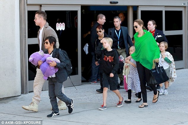 Brad Pitt - Angelina Jolie tranh chấp quyền nuôi con căng thẳng - 3
Angelina Jolie sẽ đưa các con về Los Angeles, Mỹ sống trong thời gian tới để bọn trẻ được ở gần cha ruột.