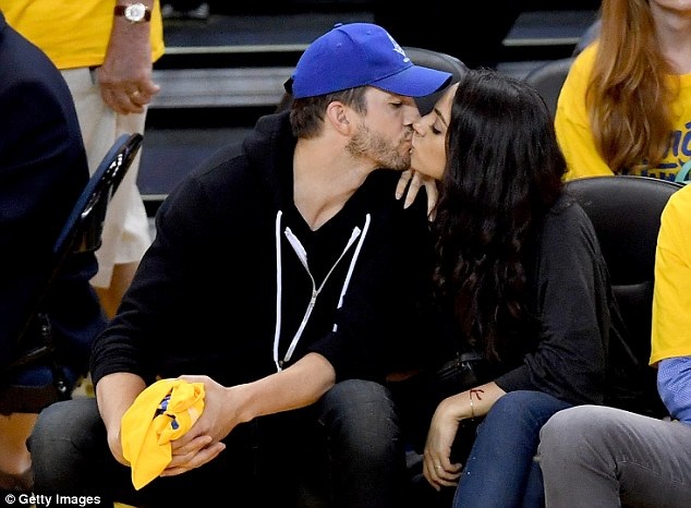 Mila Kunis và Ashton Kutcher đón “thiên thần” thứ hai - 3
Ashton Kutcher và Mila Kunis bắt đầu hò hẹn từ năm 2012 và đã có với nhau một con gái và một con trai.