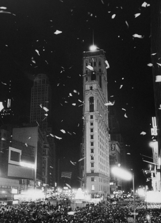 Năm 1955, quả cầu được thiết kế sao cho mảnh hơn, sử dụng 68kg nhôm, được điều khiển “tự động hóa”, người ta chỉ cần sử dụng một nút bấm. Năm 1996, quả cầu lại được “cập nhật” hệ thống ánh sáng điều khiển bằng máy tính, gắn 180 bóng đèn halogen, 144 đèn nhấp nháy, và 12.000 viên thạch anh.