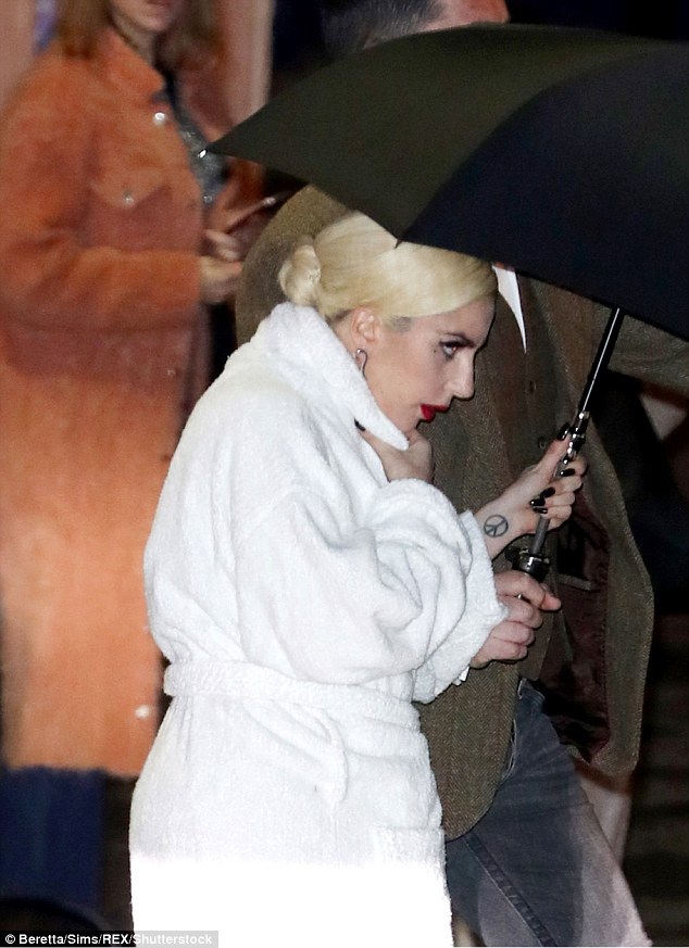 Cư dân mạng xôn xao vì gương mặt khác lạ của Lady Gaga - 9
Lady Gaga không bình luận về tin đồn cô thẩm mỹ.