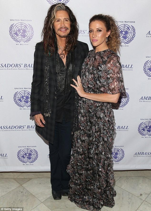 
Steven Tyler sánh đôi cùng bạn gái kém 40 tuổi - Aimee Preston tại New York, ngày 4/12.

