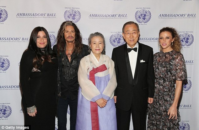 
Cô con gái của Steven Tyler (trái) cũng có mặt tại sự kiện này.
