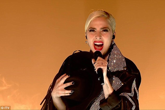 Cư dân mạng xôn xao vì gương mặt khác lạ của Lady Gaga - 6
Một số fan cho rằng, dù Lady Gaga có dao kéo thẩm mỹ, họ vẫn yêu mến, ủng hộ cô.