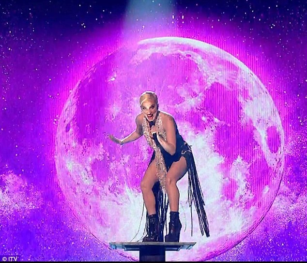 Cư dân mạng xôn xao vì gương mặt khác lạ của Lady Gaga - 5
Fan cho rằng, Lady Gaga mới sửa mũi, độn cằm, làm môi và cắt mí để có diện mạo như hiện tại.