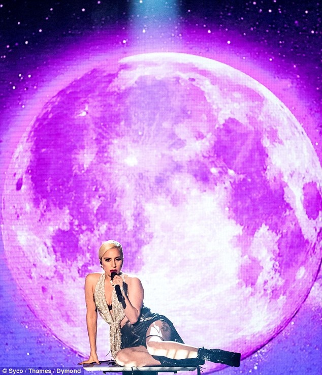 Cư dân mạng xôn xao vì gương mặt khác lạ của Lady Gaga - 4 Cư dân mạng xôn xao vì gương mặt khác lạ của Lady Gaga - 4