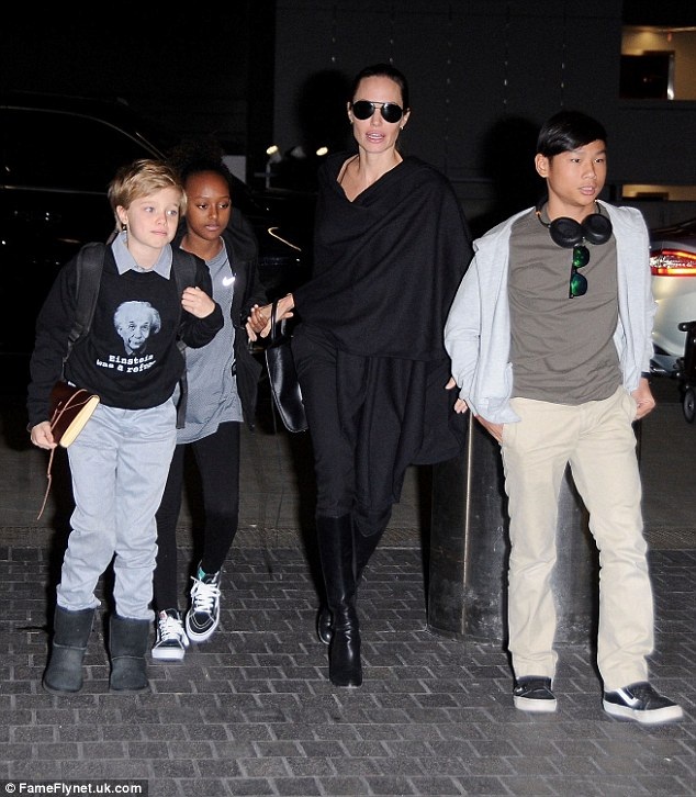 Brad Pitt - Angelina Jolie tranh chấp quyền nuôi con căng thẳng - 2
Ngôi sao 41 tuổi phủ nhận chuyện cô muốn các con chuyển tới Anh sống cùng để thuận lợi cho việc phát triển sự nghiệp chính trị.