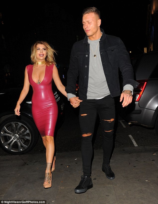 "Nóng mắt" với váy áo trễ nải của sao tuổi teen - 19
Cặp đôi của Love Island - Olivia Buckland và Alex Bowen