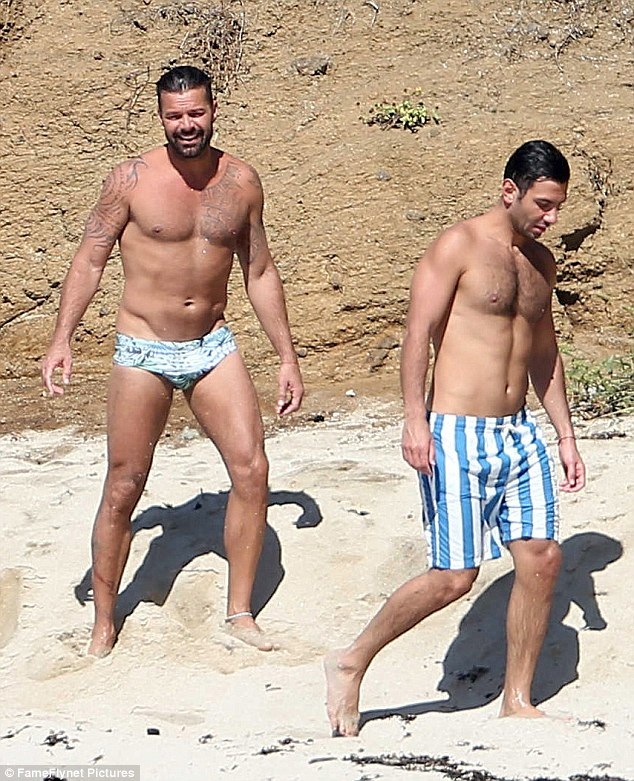 
Ricky đã ngỏ lời với tình nhân trẻ của mình: Em có muốn lấy anh không?. Anh muốn dành quãng đời con lại bên em. Và 30 phút sau đó, Jwan đã nói đồng ý. Ricky cho biết, đó là ngày đẹp nhất đời anh.
