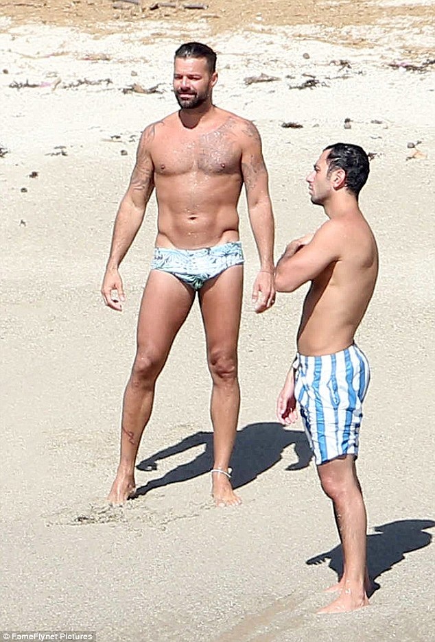 
Ricky Martin công khai về giới tính thật của mình vào năm 2010. Anh cảm thấy hạnh phúc khi được sống với con người thật của mình và nhận được sự ủng hộ của khán giả hâm mộ.
