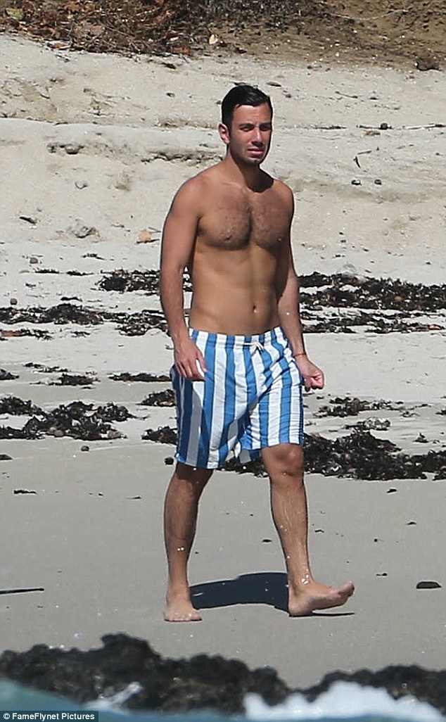 
Jwan Yosef, mới 32 tuổi, bắt đầu hò hẹn với Ricky Martin vào năm ngoái. Cặp đôi đã đính hôn và đang rất hạnh phúc bên nhau.
