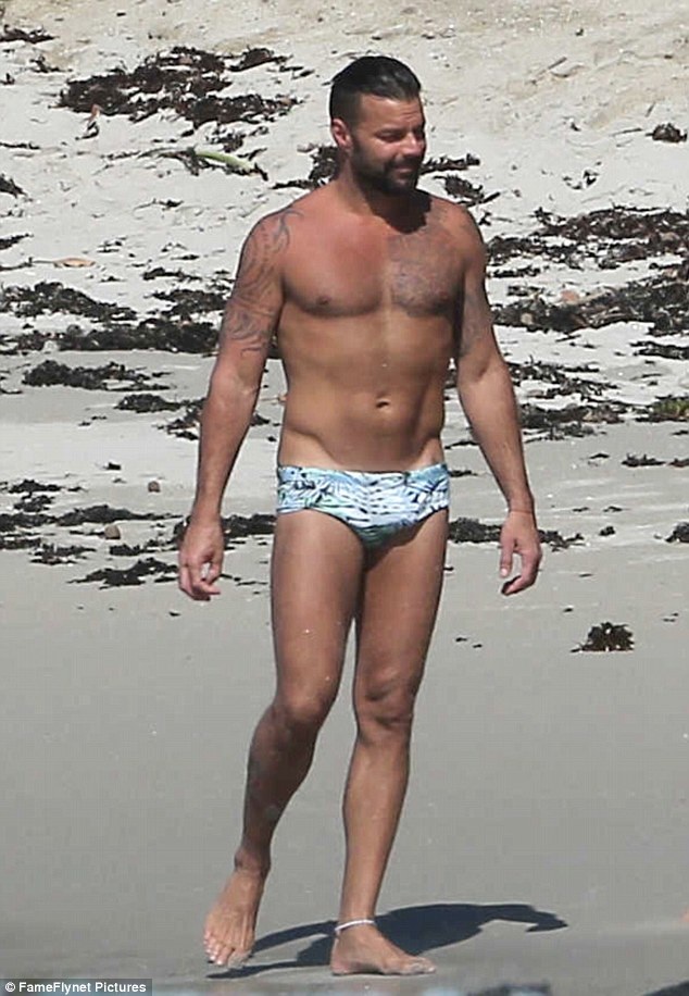 
Ricky Martin đang đi nghỉ tại Mexico cùng bạn trai, Jwan Yosef. Anh xuất hiện trên bãi biển ngày 6/12.
