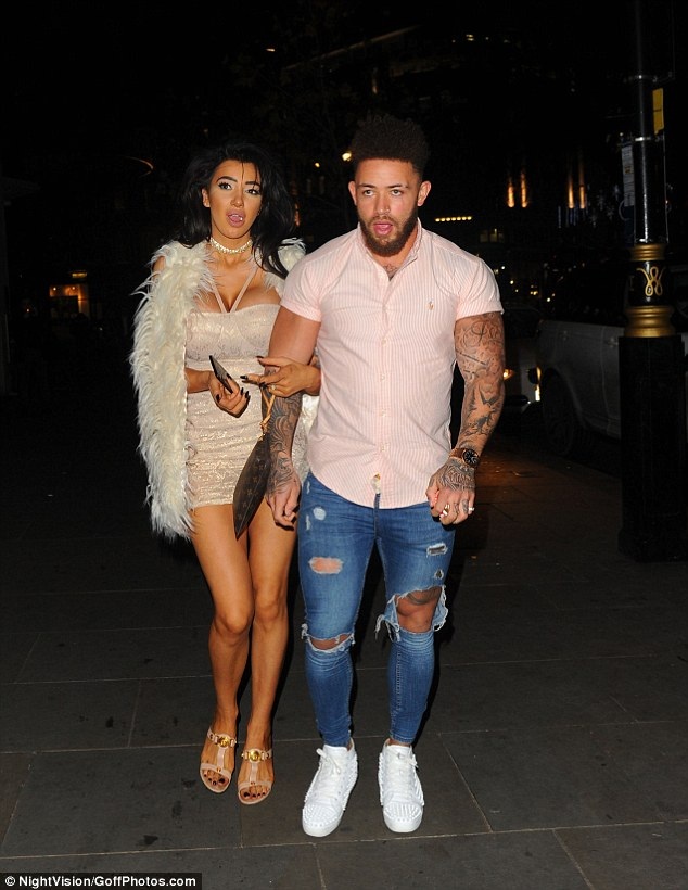 "Nóng mắt" với váy áo trễ nải của sao tuổi teen - 9
Chloe Khan tới dự cùng bạn trai.