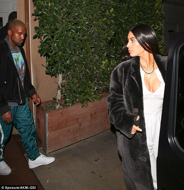 Vợ chồng Kim Kardashian xuất hiện bên nhau giữa "bão" tin đồn ly dị - 1
Kim Kardashian và Kanye West xuất hiện cùng nhau tại một nhà hàng Santa Monica, ngày 19/12.