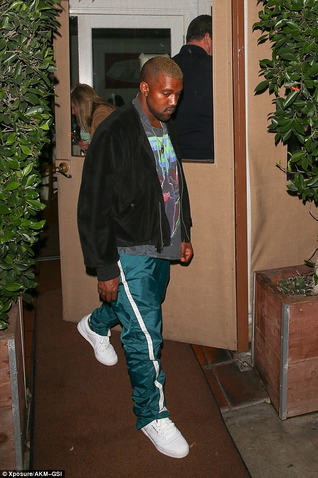 Vợ chồng Kim Kardashian xuất hiện bên nhau giữa "bão" tin đồn ly dị - 7 Vợ chồng Kim Kardashian xuất hiện bên nhau giữa "bão" tin đồn ly dị - 7