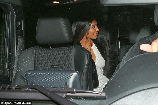 Vợ chồng Kim Kardashian xuất hiện bên nhau giữa "bão" tin đồn ly dị - 8
Kim cũng nở nụ cười khi lên xe ô tô và tránh khỏi tầm ngắm của giới săn tin.