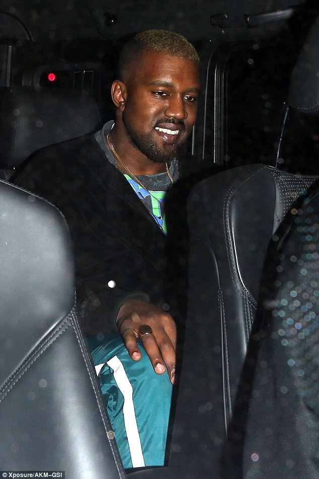 Vợ chồng Kim Kardashian xuất hiện bên nhau giữa "bão" tin đồn ly dị - 6
Nụ cười hiếm hoi của Kanye West trong buổi tối ra ngoài ăn tối với vợ.