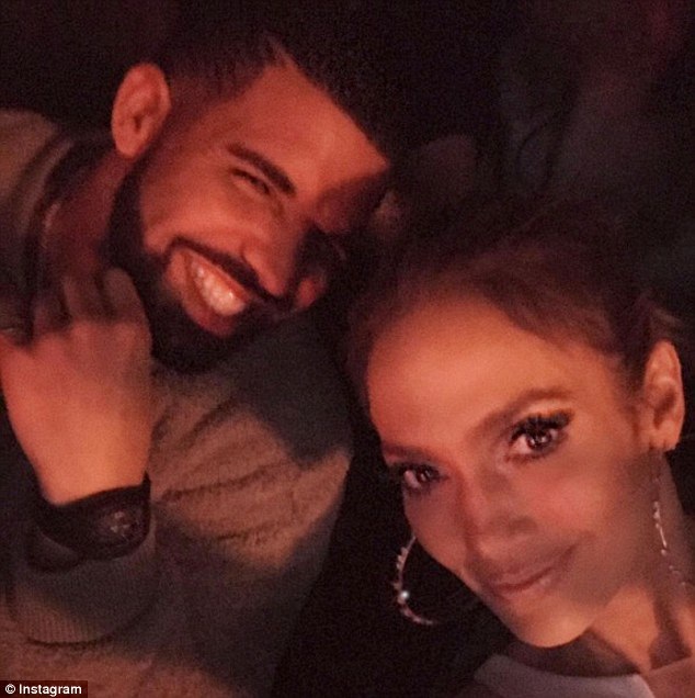 Rộ tin Jennifer Lopez hò hẹn với “đàn em” Drake - 2
Nữ ca sĩ 47 tuổi Jennifer Lopez và đàn em Drake chụp ảnh chung khi gặp nhau tại một sự kiện gần đây.
