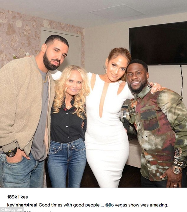 Rộ tin Jennifer Lopez hò hẹn với “đàn em” Drake - 3
Khán giả ủng hộ mối quan hệ giữa Jennifer Lopez (váy trắng) và Drake (ngoài cùng bên trái).