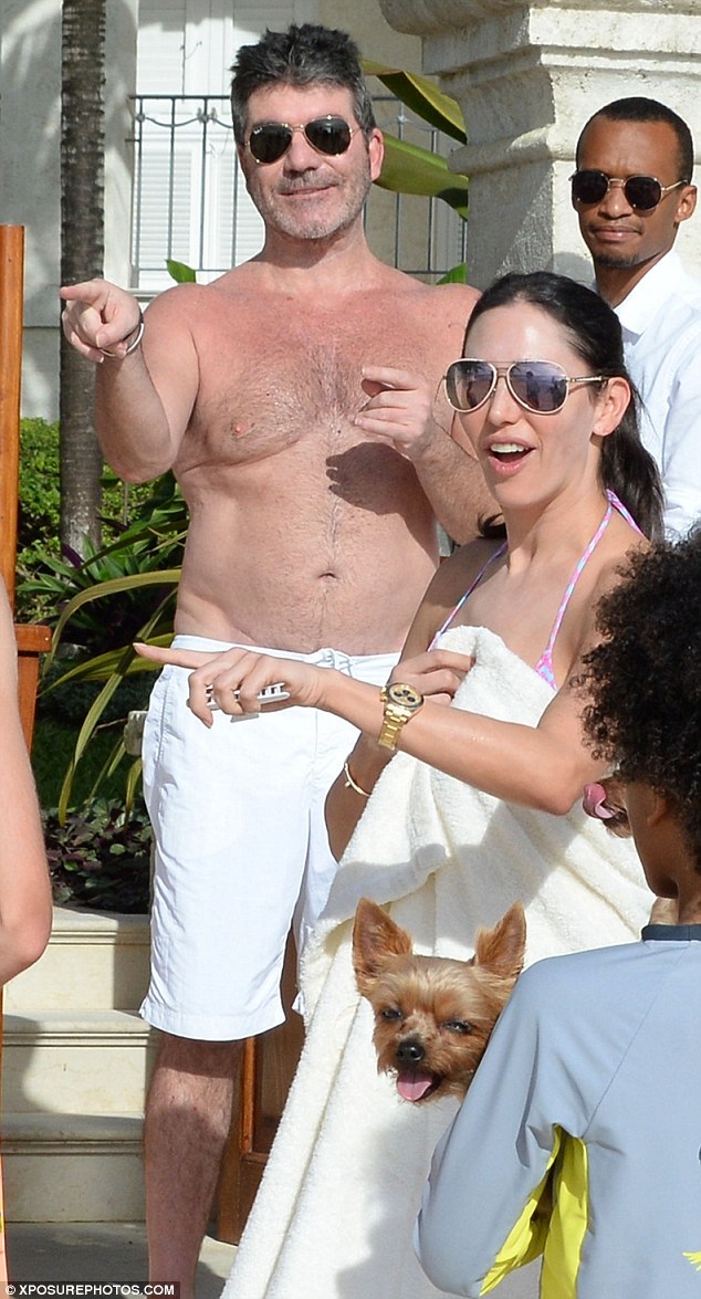 Simon Cowell rạng ngời hạnh phúc bên bạn gái trẻ đẹp - 8
Simon và Lauren gặp một fan tên là Jack. Hai người vui vẻ mời Jack vào nhà thưởng thức một tách trà. Sự gần gũi của Simon khiến fan rất thích thú và thêm phần ngưỡng mộ ông.