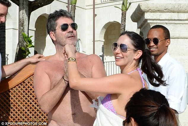 Simon Cowell rạng ngời hạnh phúc bên bạn gái trẻ đẹp - 5
Lauren dịu dàng đùa nghịch với bạn trai trước mắt người hâm mộ. Cô cho biết, cô cảm thấy bình yên khi ở bên Simon mặc dù trong quá khứ, Simon vốn là một người đàn ông vô cùng đào hoa và sát gái.