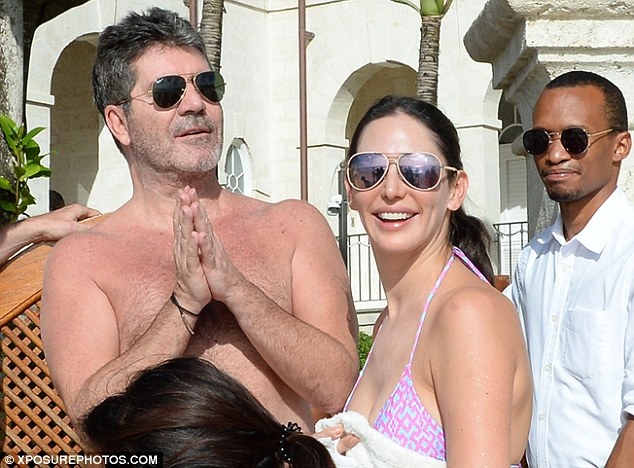 Simon Cowell rạng ngời hạnh phúc bên bạn gái trẻ đẹp - 2
Cặp đôi đã chung sống với nhau 2 năm nay và có một cậu con trai gần 2 tuổi, song họ chưa làm đám cưới. Lauren là vợ cũ của một người bạn Simon Cowell. Mối quan hệ giữa Simon và Lauren bị phát hiện khi Lauren ngoại tình và mang bầu với Simon.