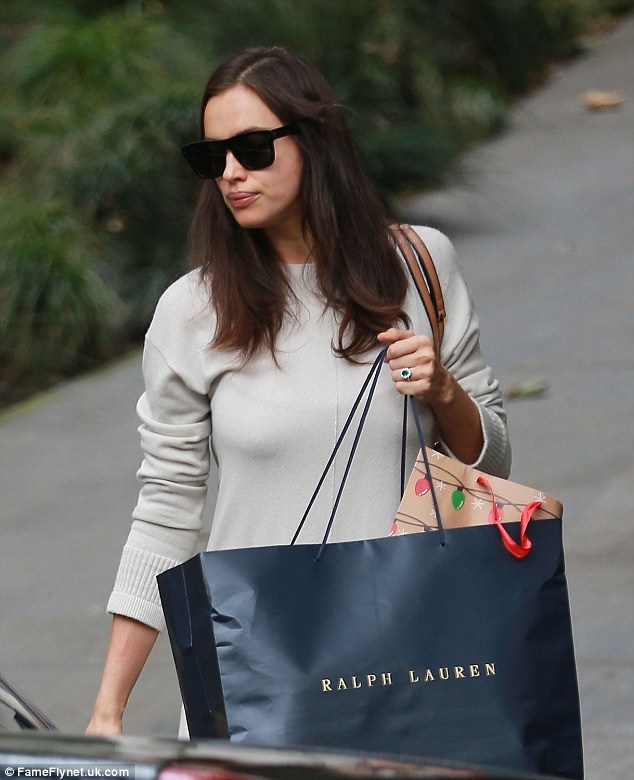 Siêu mẫu Nga để lộ nhẫn đính hôn với tài tử Hollywood - 1
Irina Shayk lọt vào tầm ngắm của giới săn tin khi rời khỏi khách sạn Beverly Hills, ngày 21/12. Người đẹp Nga diện váy rộng thùng thình và đi bốt cao cổ. Cô lấy chiếc túi che lên phần bụng để tránh mọi ánh nhìn tò mò.
