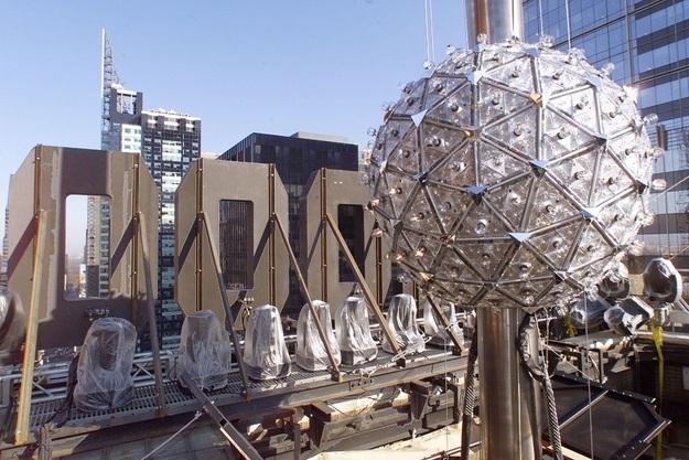 Để đón năm 2000, hãng pha lê nổi tiếng thế giới Waterford Crystal được mời hợp tác để thiết kế cho ra một quả cầu thứ 4 lớn hơn, có đường kính 1,8m, nặng 485kg, và gắn hơn 600 bóng đèn halogen, 504 mảnh pha lê hình tam giác, 96 đèn nhấp nháy…