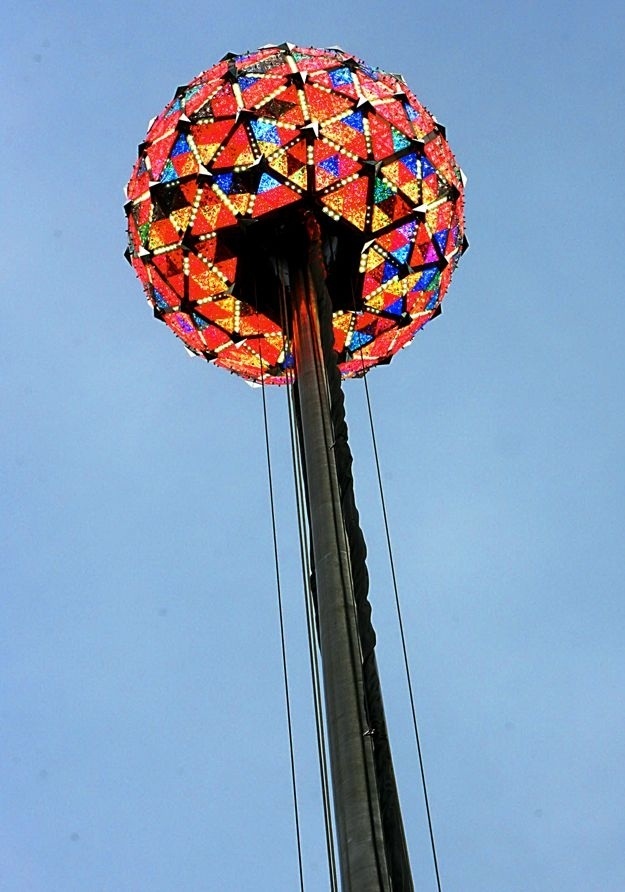 Quả cầu của năm 2008 đánh dấu tròn 100 năm nghi thức thắp sáng quả cầu pha lê xuất hiện trên quảng trường Thời đại. Phiên bản thứ 5 này có đường kính 1,8m, nặng 550kg, được thắp sáng bằng 9.567 chiếc đèn LED tiết kiệm năng lượng với những họa tiết màu sắc xuất hiện trên quả cầu được điều khiển bằng máy tính.