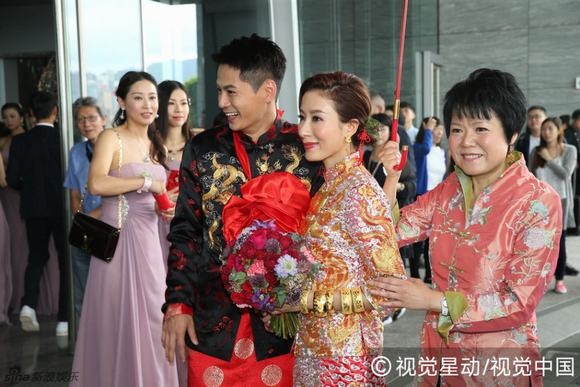 “Ảnh hậu TVB” Dương Di nức nở trong đám cưới với chồng trẻ - 26
Cô dâu Dương Di đeo nhiều vàng trên tay trong ngày trọng đại.