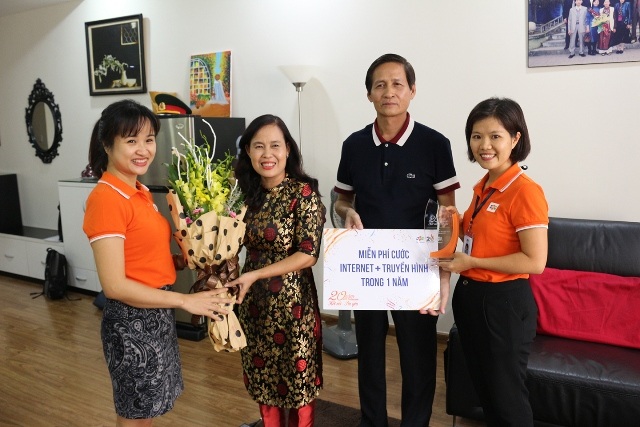 Gắn bó với FPT Telecom chỉ vì câu “xin lỗi” - 4
Khách hàng Đàm Thị Thu Nga cho rằng công ty nên đầy mạnh hơn nữa vào việc đảm bảo hạ tầng tại các khu vựa đông dân cư để có đường truyền ổn định nhất