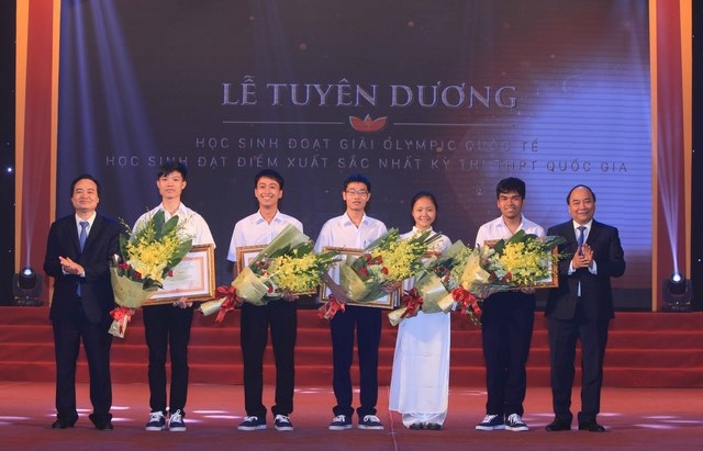 Thủ tướng: Không có phần thưởng nào lớn hơn niềm tin son sắt vào tương lai - 2
Các học sinh đoạt Huy chương Vàng Olympic quốc tế đón nhận Bằng khen của Thủ tướng Chính phủ.