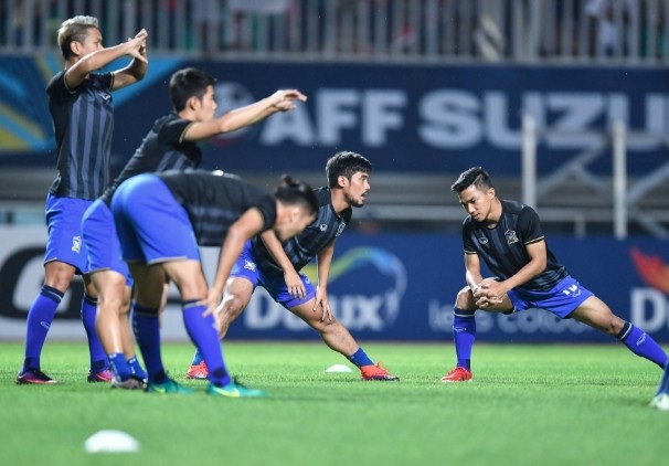 Indonesia 2-1 Thái Lan: Cú ngược dòng ngoạn mục - 5
Đội tuyển Thái Lan khởi động trước trận đấu