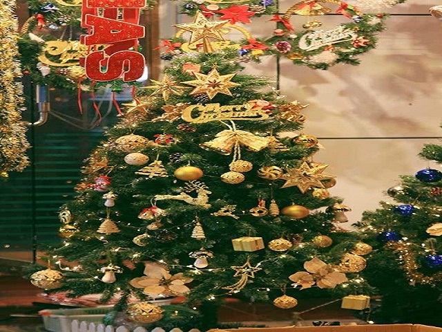 Những món đồ trang trí bạc triệu dịp Noel - 4
Nhiều cửa hàng còn bày bán cây thông trang trí sẵn