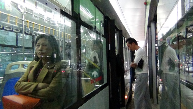 Ô tô, xe máy vô tư "nhảy" sang làn đường của xe buýt nhanh - 2 Hành khách được đi xe buýt nhanh miễn phí đến hết tháng 1/2017