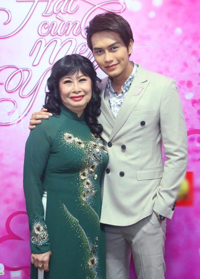 NSND Hồng Vân, NSƯT Kim Xuân, ca sỹ Siu Black... lần đầu tiên hát cùng con trai - 5 Nghệ sĩ Kim Phương và con trai Tống Hạo Nhiên từng diễn chung với nhau rất nhiều lần trước đó nên hai mẹ con rất ăn ý khi kết hợp với nhau trong chương trình.