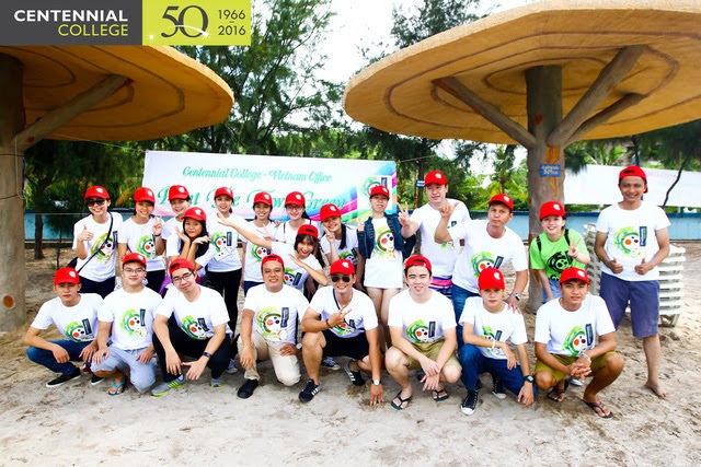 Tổng thống Canada gửi thông điệp môi trường tới sinh viên Centennial College - 5
Hoạt động ý nghĩa này để lại nhiều cảm nghĩ cho các bạn sinh viên Việt Nam. Bạn Nguyễn Đông Hùng Tín (hàng trước thứ 3 từ phải sang) sinh viên từ công ty tư vấn du học 360 Connect cho biết: “Chiến dịch Paint the Town Green là một cơ hội cho thế hệ trẻ, đặc biệt là bản thân tôi có được vô số những kỹ năng mềm hữu ích cho cuộc sống tương lai.