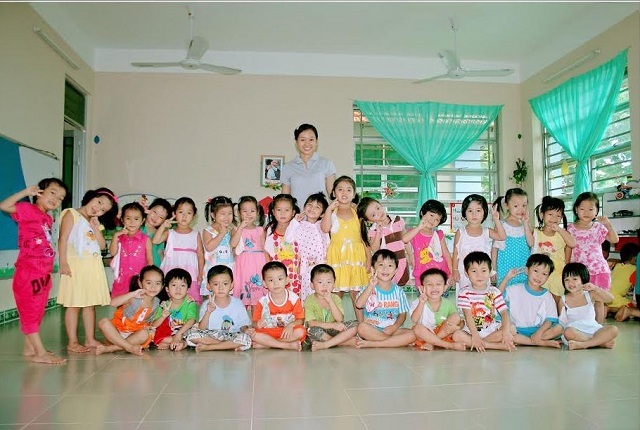 Người ươm những “mầm xanh” trên Côn Đảo - 2 Cô Thùy Dương đã có hơn 6 năm bám đảo dạy trẻ.