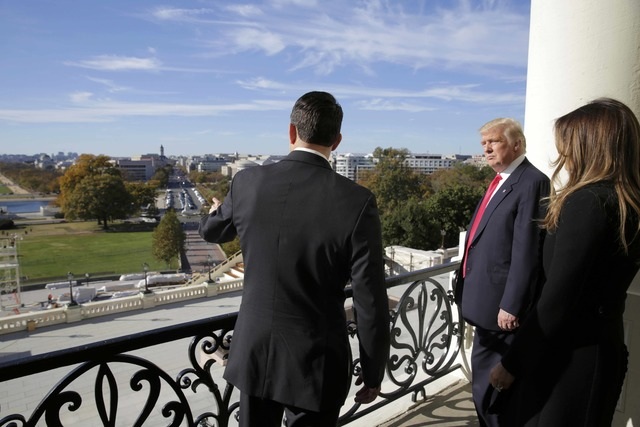 Vợ chồng Tổng thống đắc cử Donald Trump thăm điện Capitol - 7
Cũng tại Điện Capitol, ông Trump đã có cuộc gặp với Chủ tịch Hạ viện Paul Ryan.