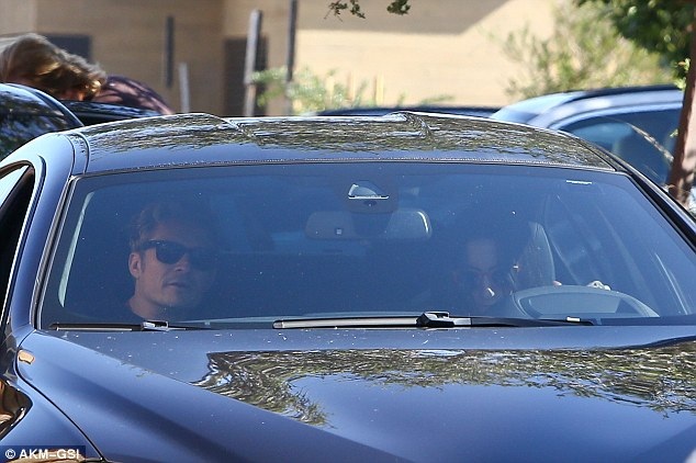 Orlando Bloom đi ăn cùng gái lạ giữa tin đồn chia tay Katy Perry - 5
Hai người nhanh chóng lên xe tránh ống kính của giới săn tin sau bữa trưa.